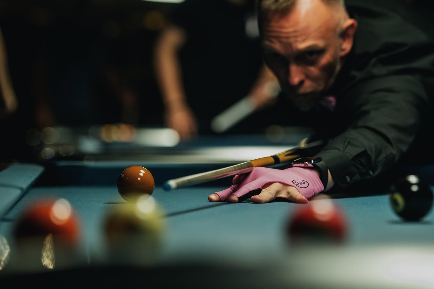 Thorsten Hohmann down on a shot, eyes fixed along the cue
